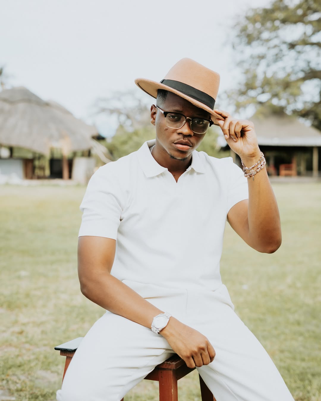 Drimo Papi in white, portrait
